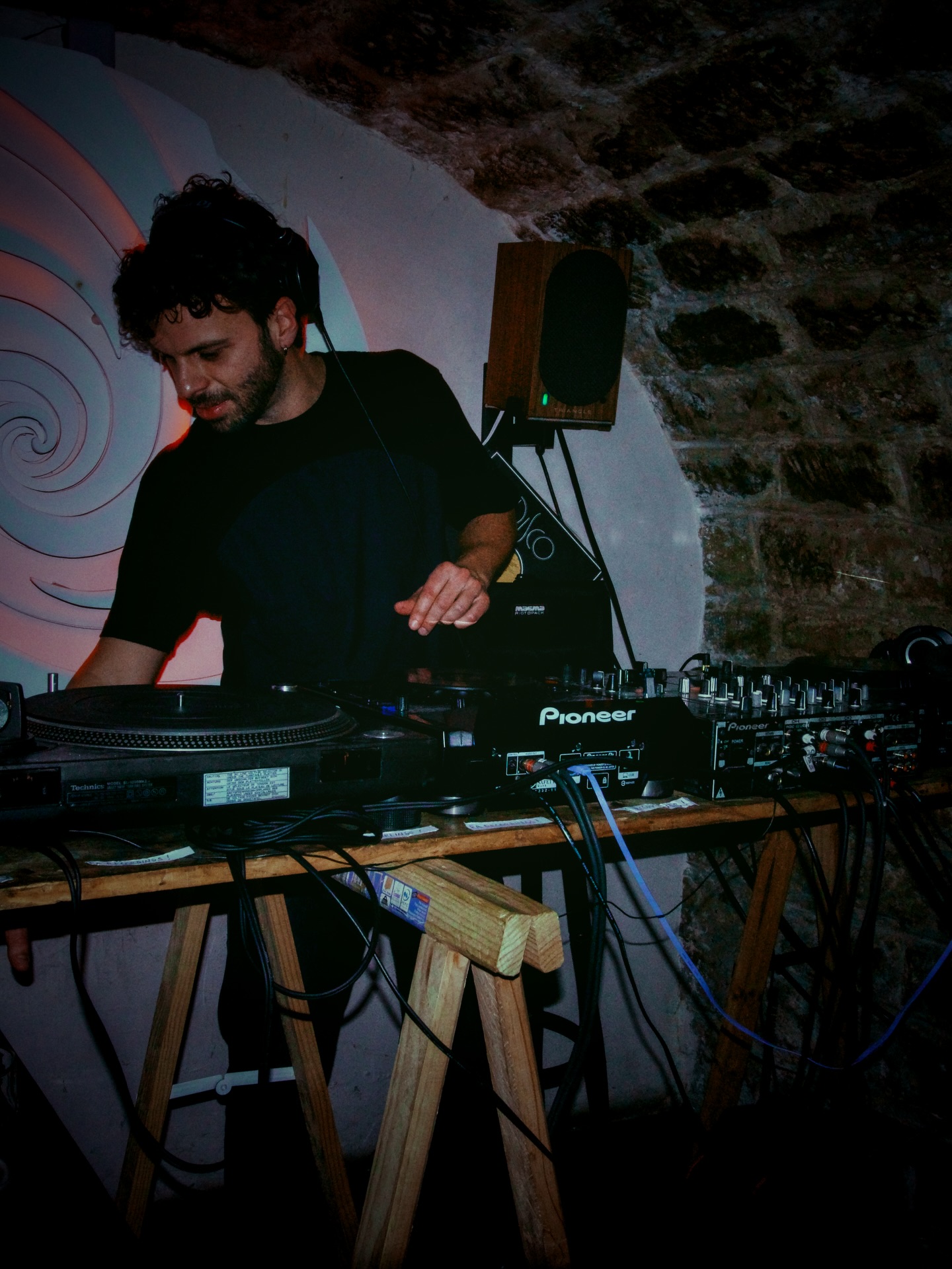 DJ set et ambiance de nuit a L'Iconique.