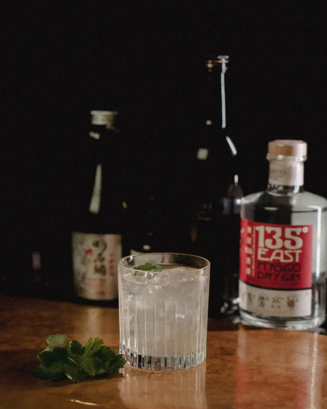 Service et moment de partage autour des verres.