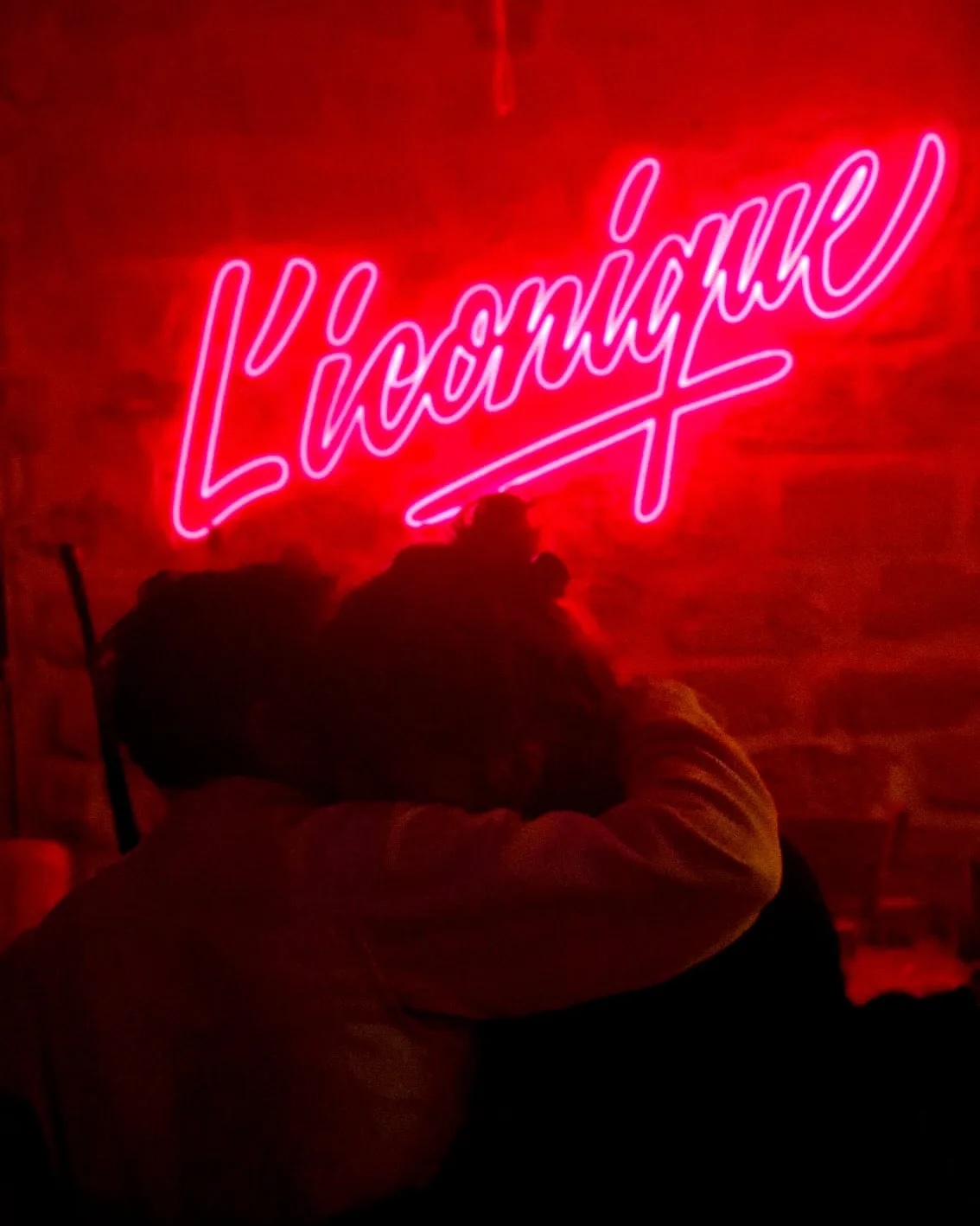 Detail editorial de verres et atmosphere de L'Iconique.