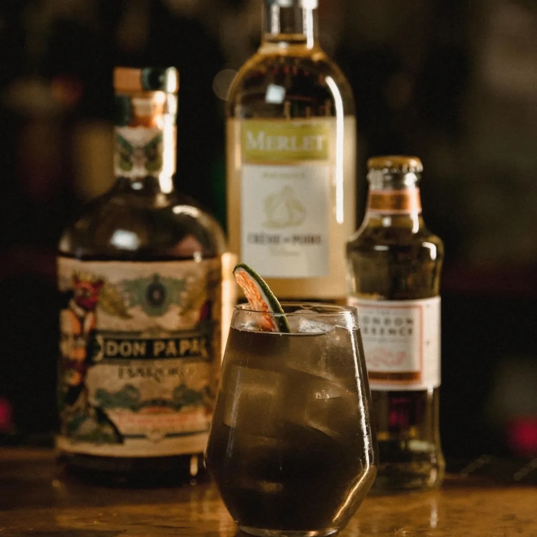 Scene nocturne rouge et festive.